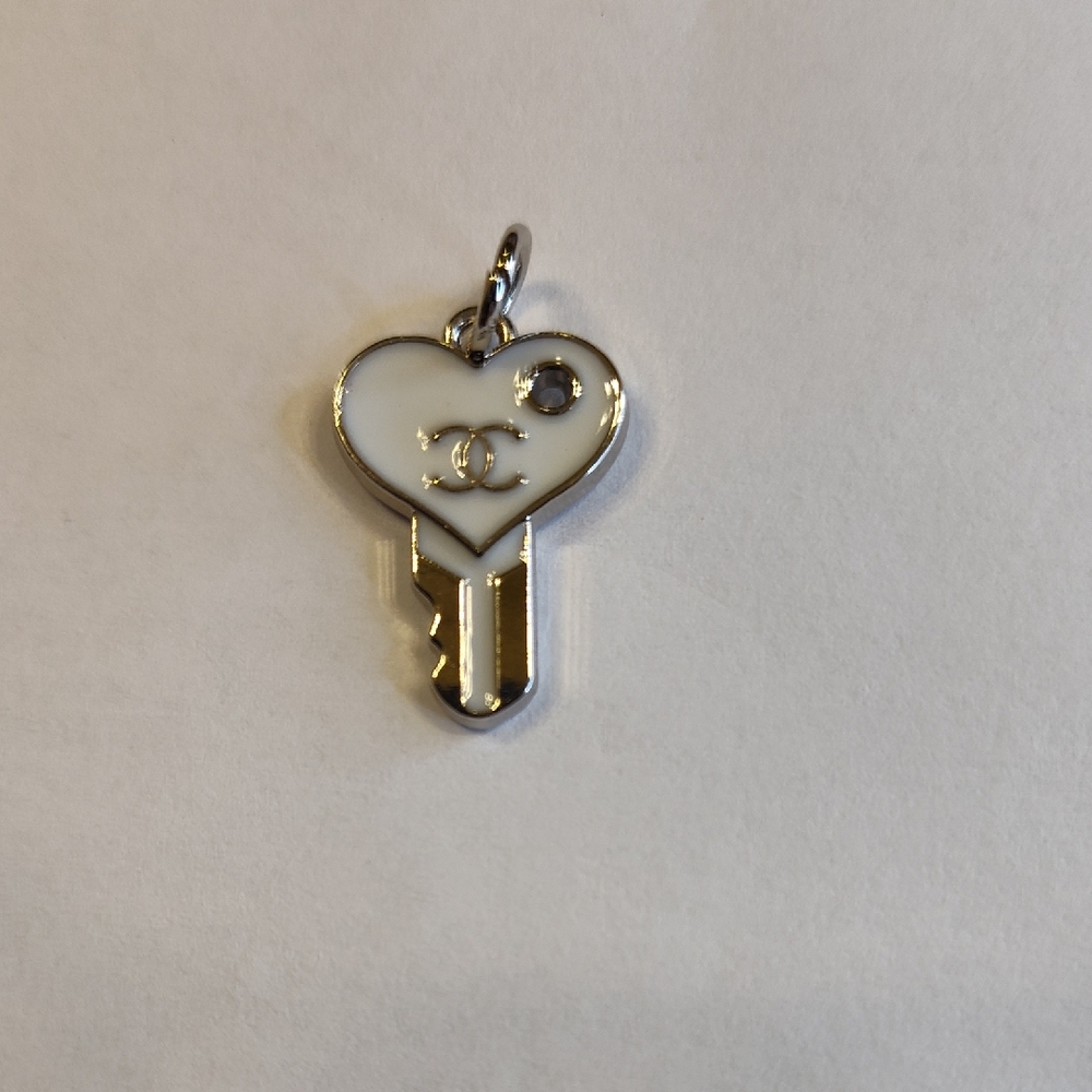 CC White and Silver Heart Key Zipper Pull